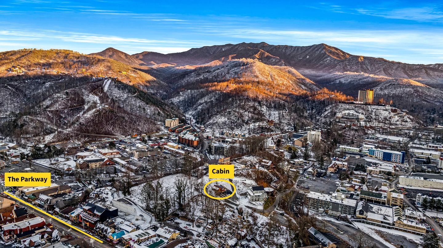Gorgeous Modern Cabin with Hot-tub and Great Views in Gatlinburg, Tennessee