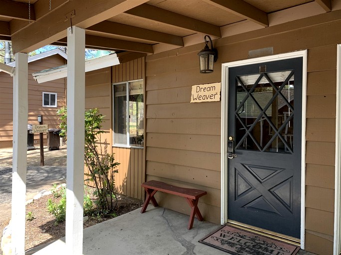Charming Pet Friendly Studio Cabin near Metcalfe Bay, Big Bear, California