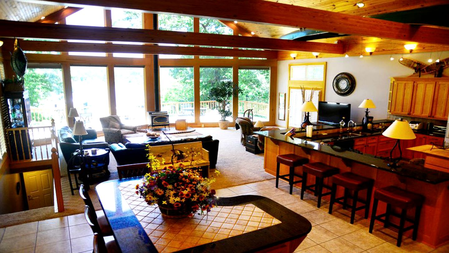 Spacious Lakefront Villa Rental for 35 Guests in Northeast Oklahoma