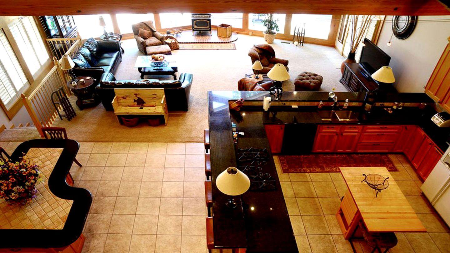 Spacious Lakefront Villa Rental for 35 Guests in Northeast Oklahoma
