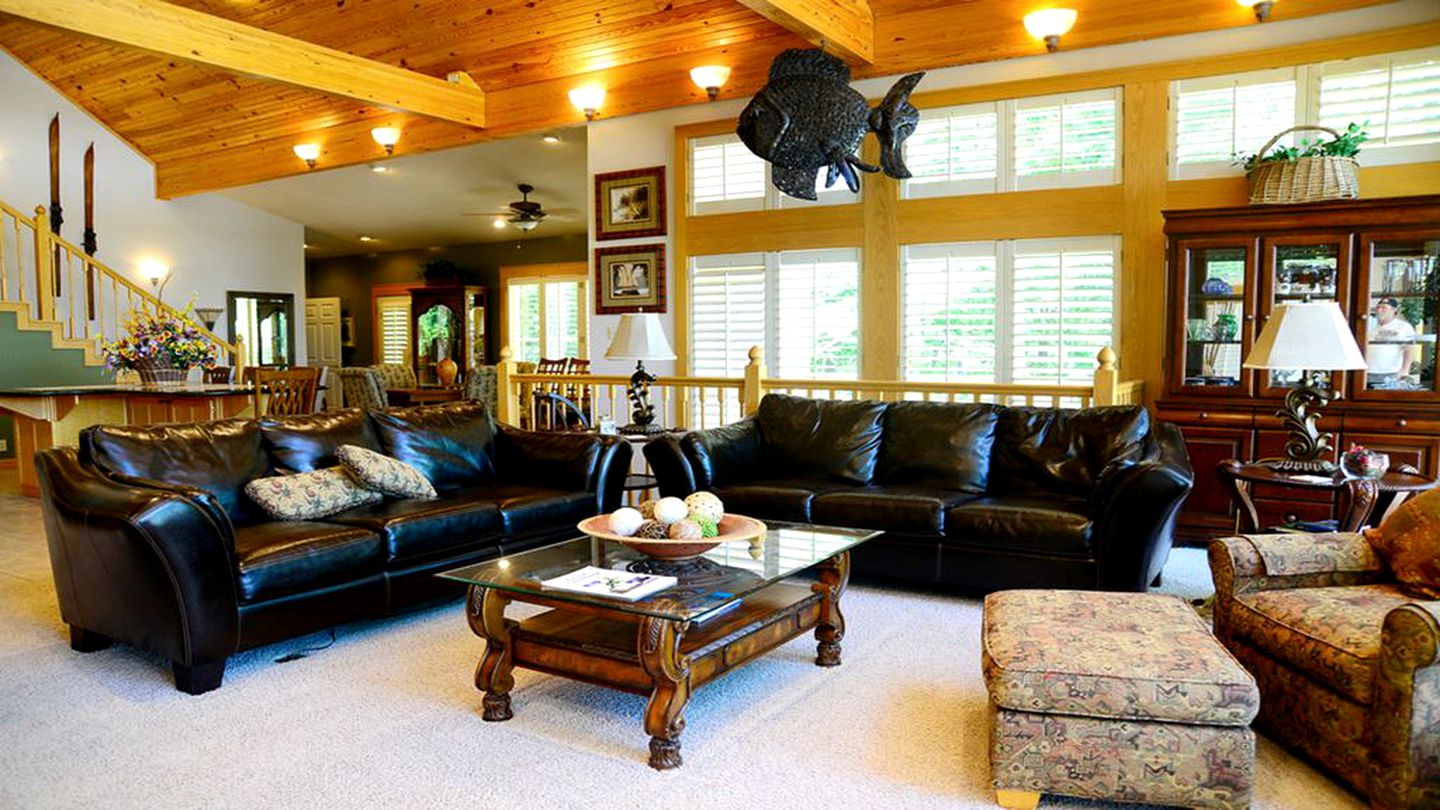 Spacious Lakefront Villa Rental for 35 Guests in Northeast Oklahoma