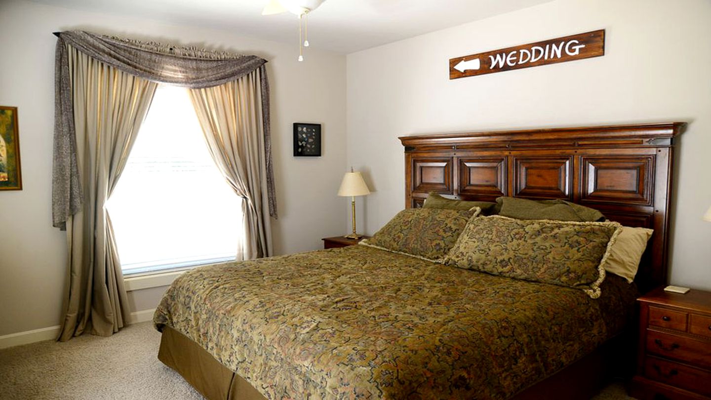 Spacious Lakefront Villa Rental for 35 Guests in Northeast Oklahoma