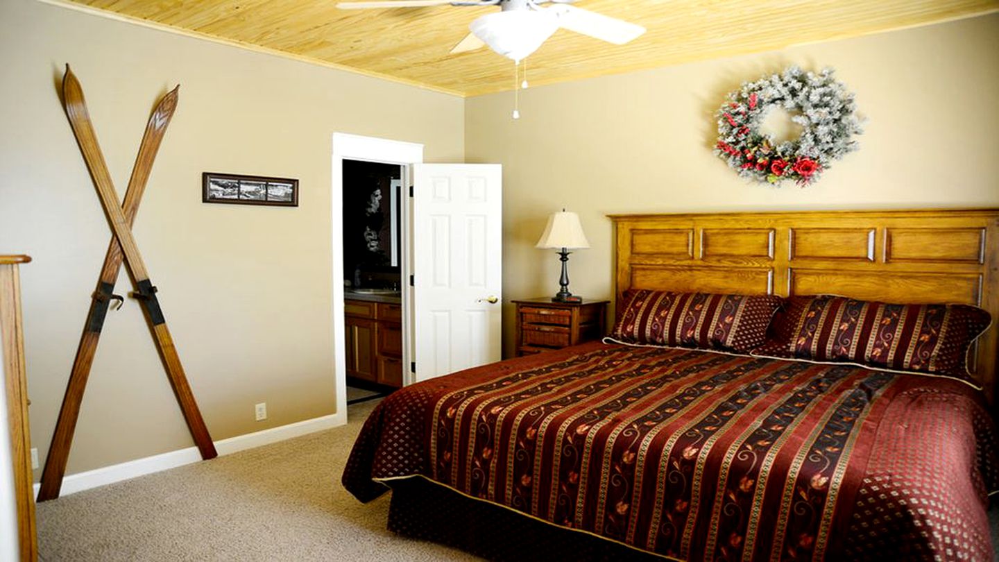 Spacious Lakefront Villa Rental for 35 Guests in Northeast Oklahoma