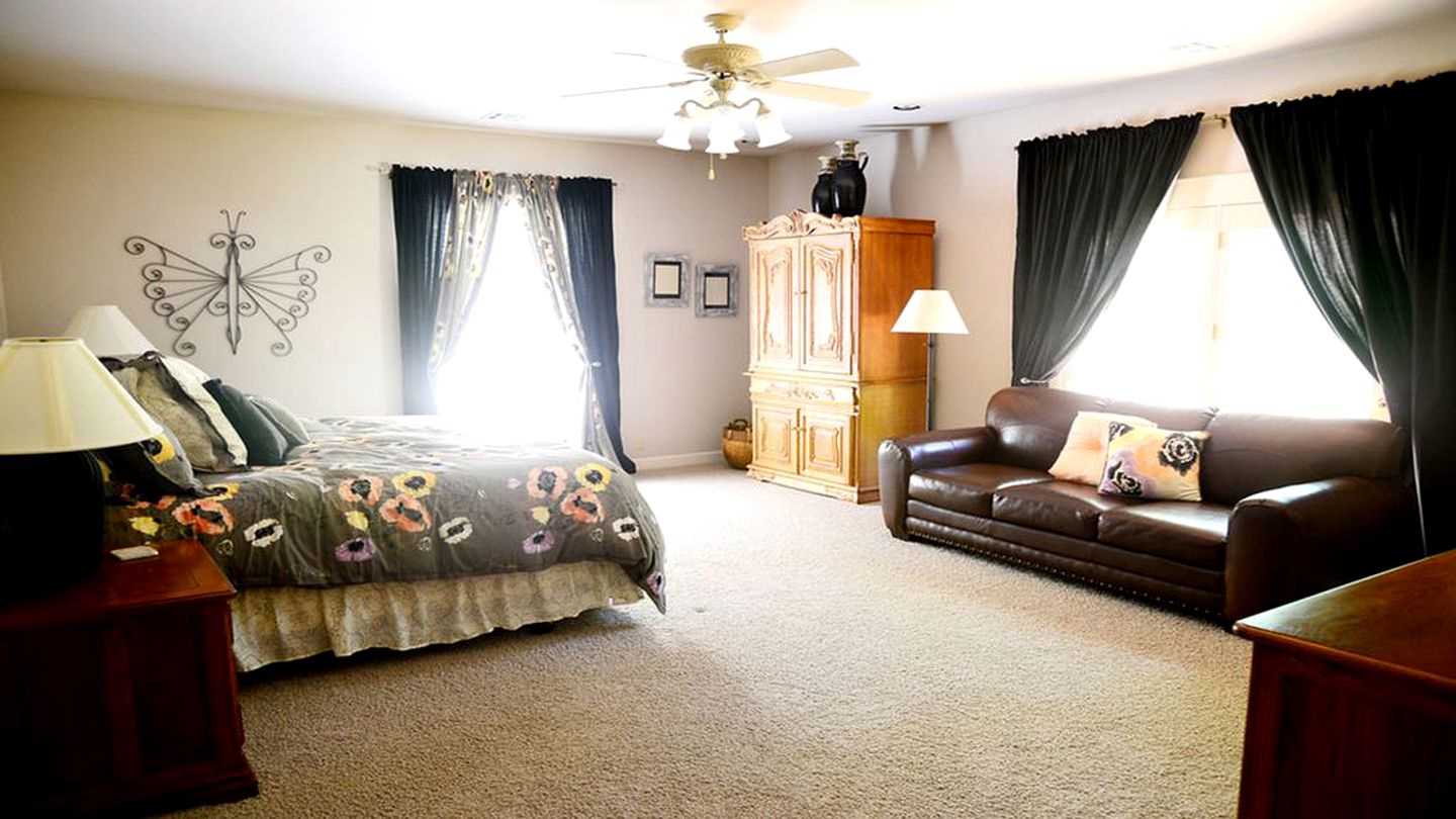 Spacious Lakefront Villa Rental for 35 Guests in Northeast Oklahoma