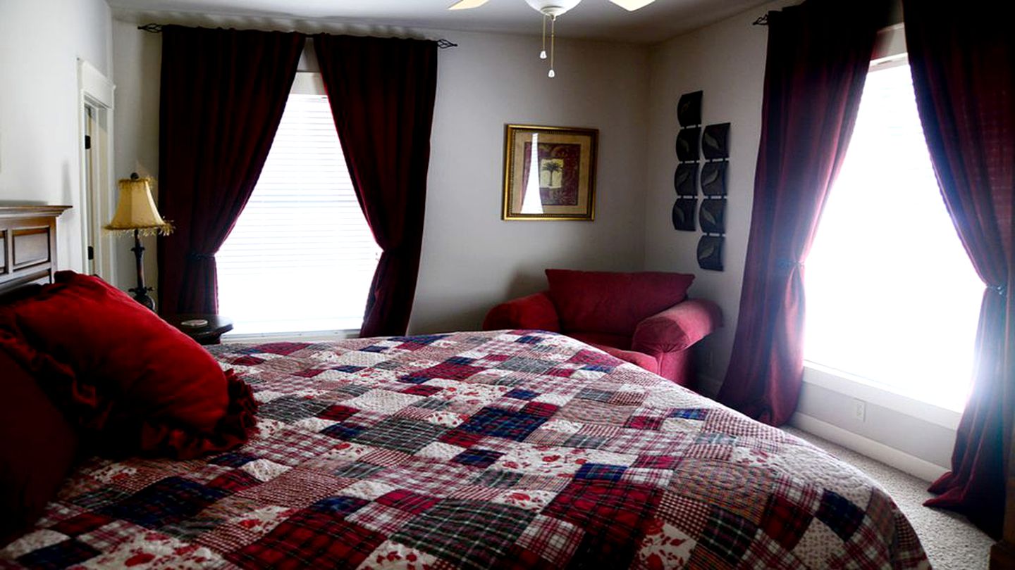 Spacious Lakefront Villa Rental for 35 Guests in Northeast Oklahoma