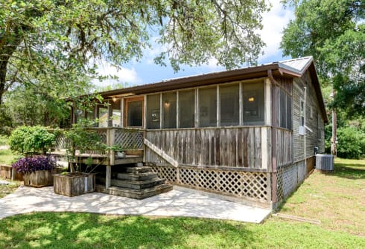 A Family Farmhouse in the Oak Groves of SMTX!, Cabins, San Marcos