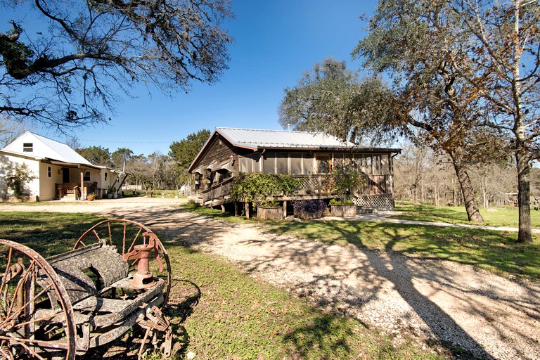 A Family Farmhouse in the Oak Groves of SMTX!, Cabins, San Marcos
