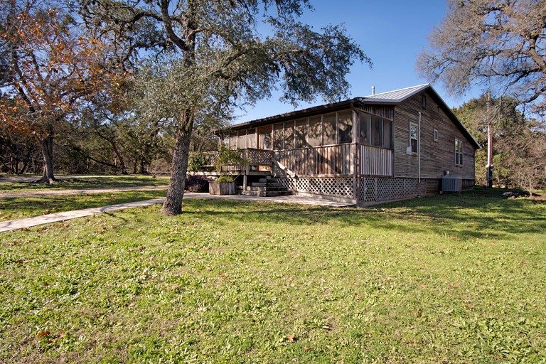 A Family Farmhouse in the Oak Groves of SMTX!, Cabins, San Marcos