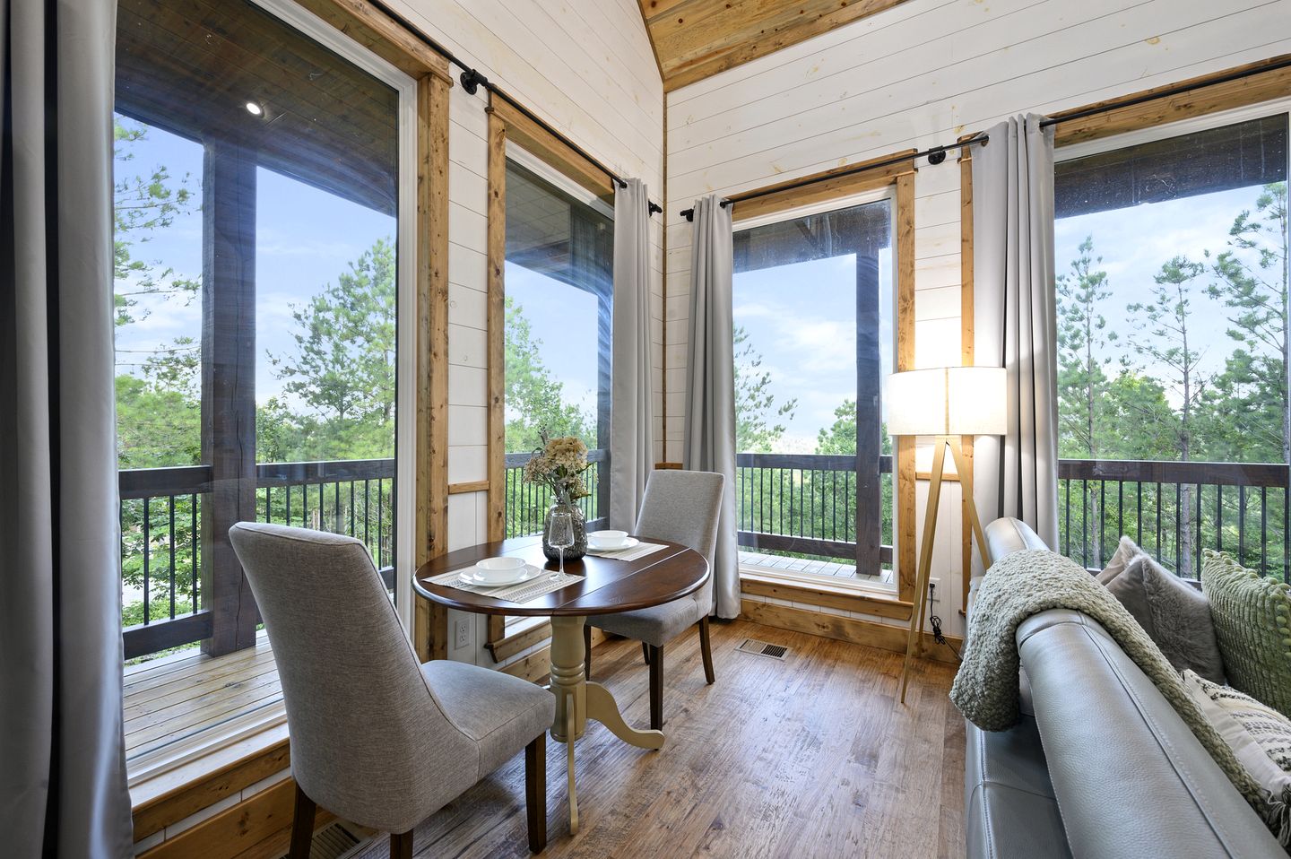 Treetop Cabin Getaway with Sauna, Hot Tub & Forest Views in Oklahoma