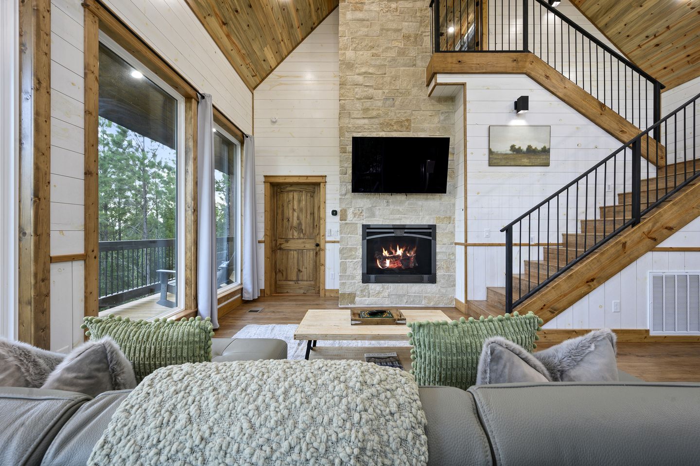 Treetop Cabin Getaway with Sauna, Hot Tub & Forest Views in Oklahoma