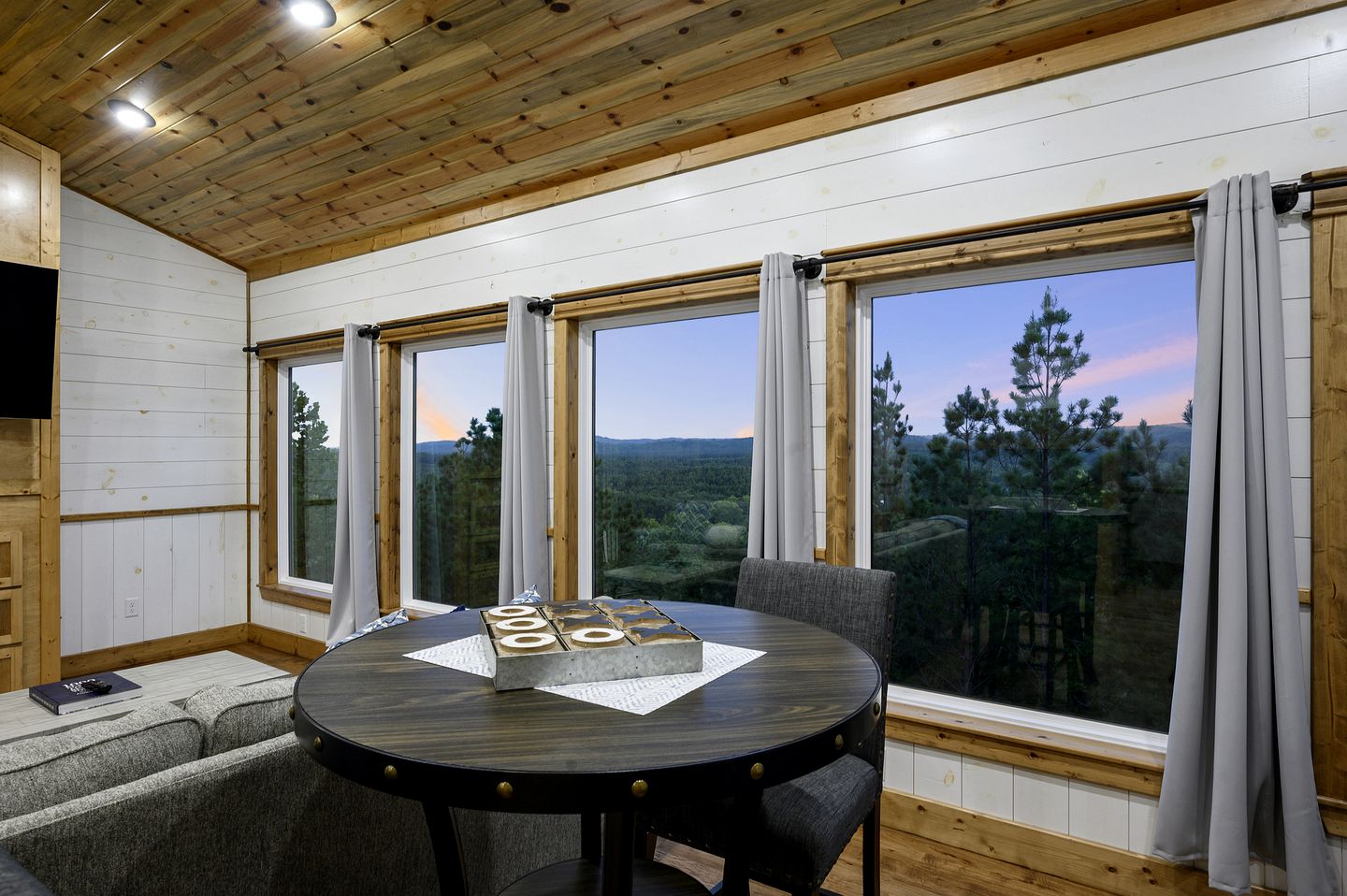 Treetop Cabin Getaway with Sauna, Hot Tub & Forest Views in Oklahoma