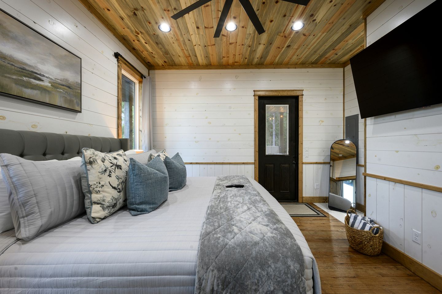 Treetop Cabin Getaway with Sauna, Hot Tub & Forest Views in Oklahoma