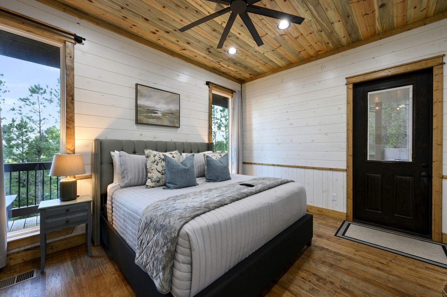 Treetop Cabin Getaway with Sauna, Hot Tub & Forest Views in Oklahoma