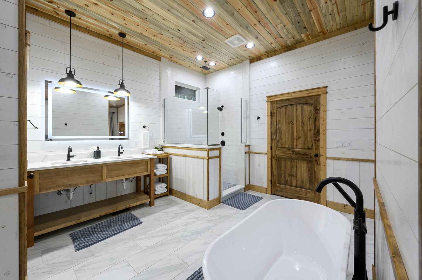 Treetop Cabin Getaway with Sauna, Hot Tub & Forest Views in Oklahoma