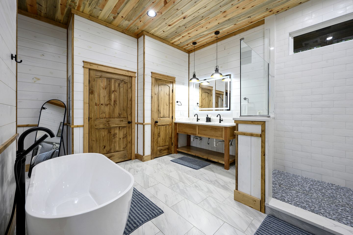 Treetop Cabin Getaway with Sauna, Hot Tub & Forest Views in Oklahoma