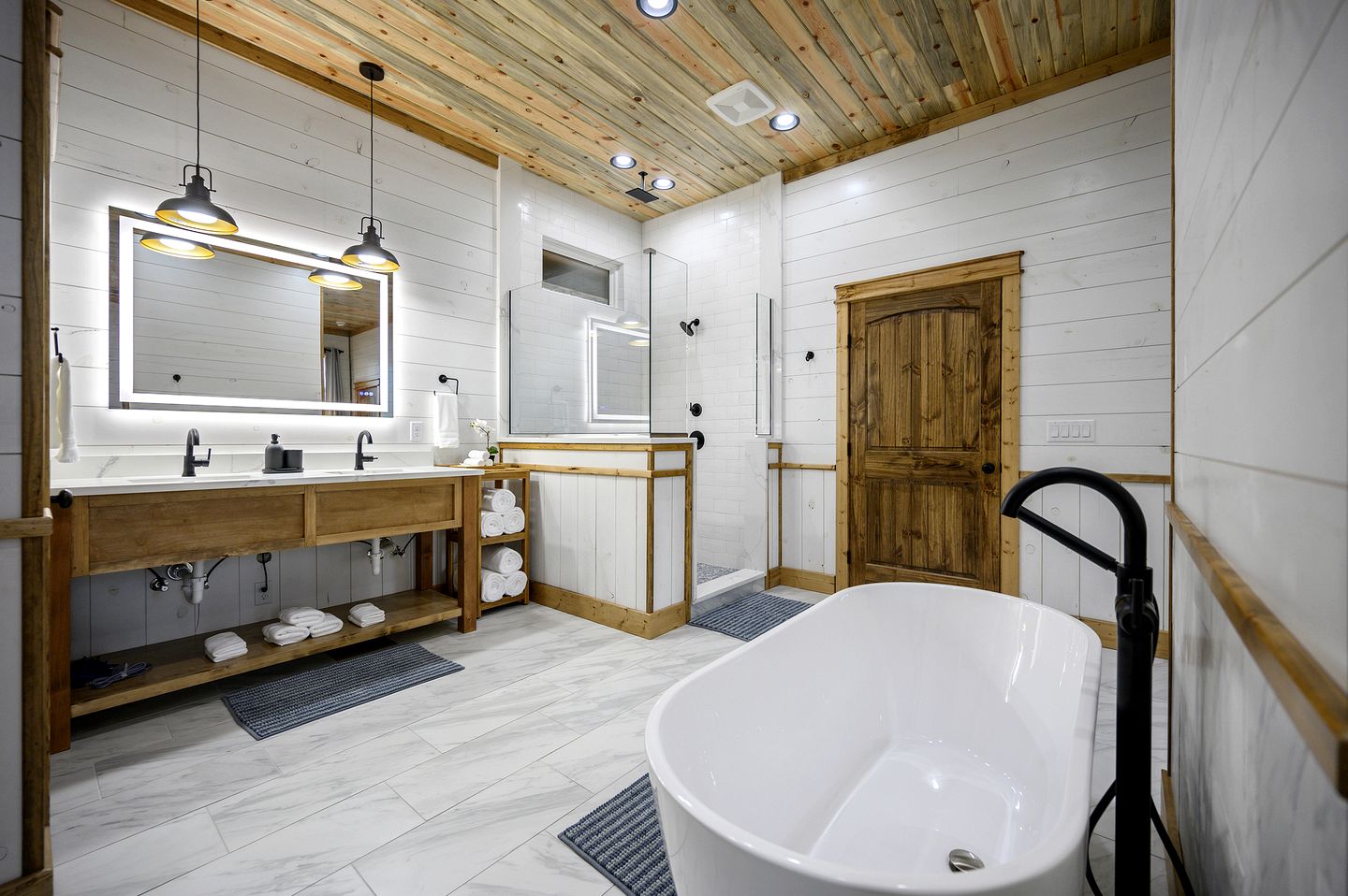 Treetop Cabin Getaway with Sauna, Hot Tub & Forest Views in Oklahoma