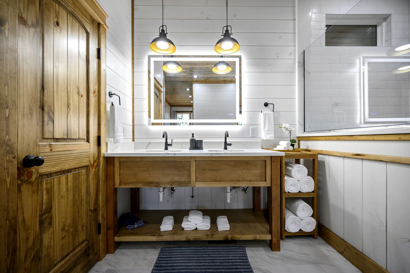 Treetop Cabin Getaway with Sauna, Hot Tub & Forest Views in Oklahoma