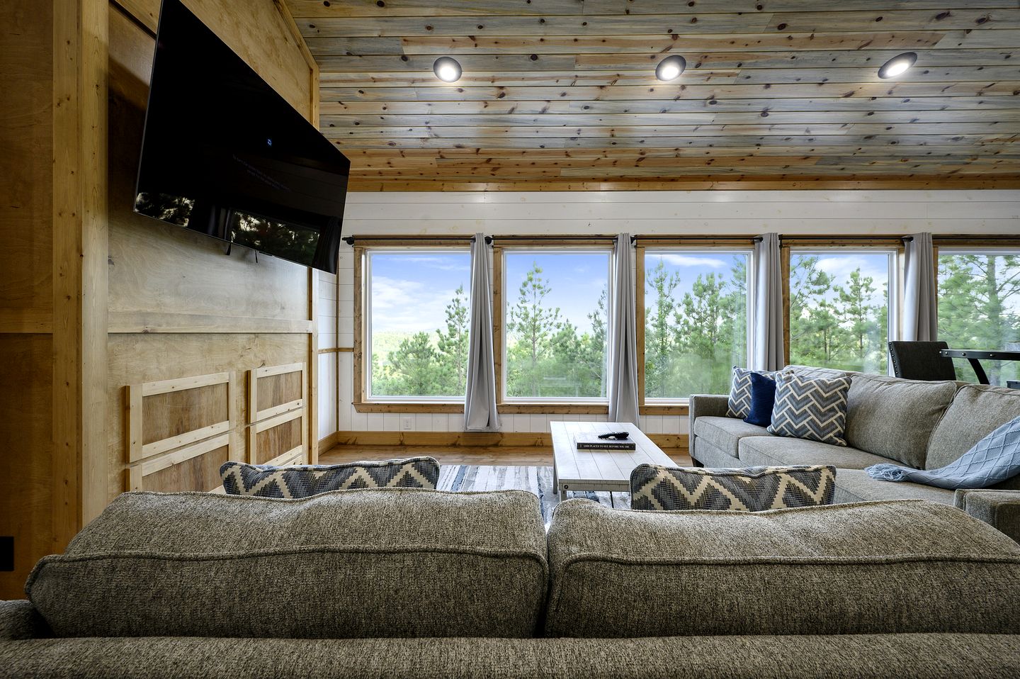 Treetop Cabin Getaway with Sauna, Hot Tub & Forest Views in Oklahoma