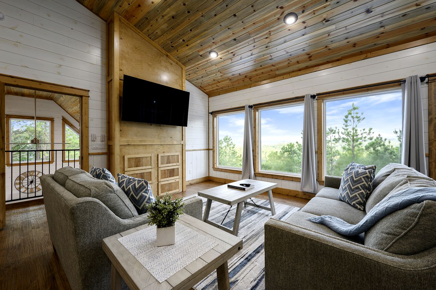 Treetop Cabin Getaway with Sauna, Hot Tub & Forest Views in Oklahoma