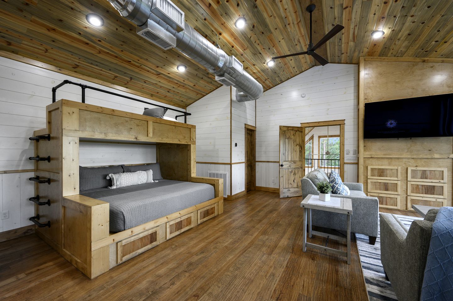 Treetop Cabin Getaway with Sauna, Hot Tub & Forest Views in Oklahoma