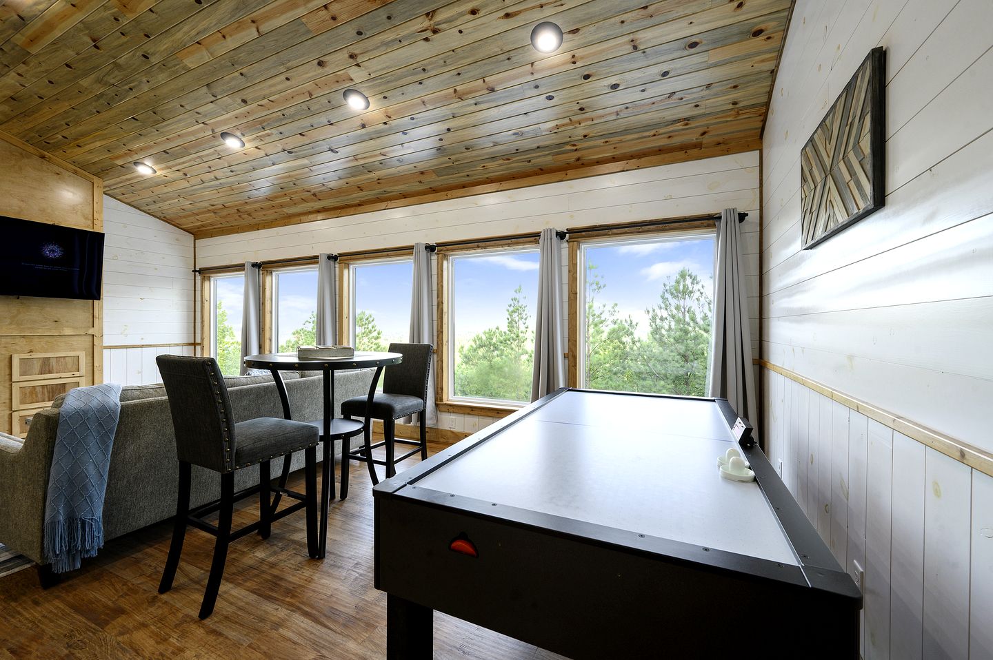 Treetop Cabin Getaway with Sauna, Hot Tub & Forest Views in Oklahoma