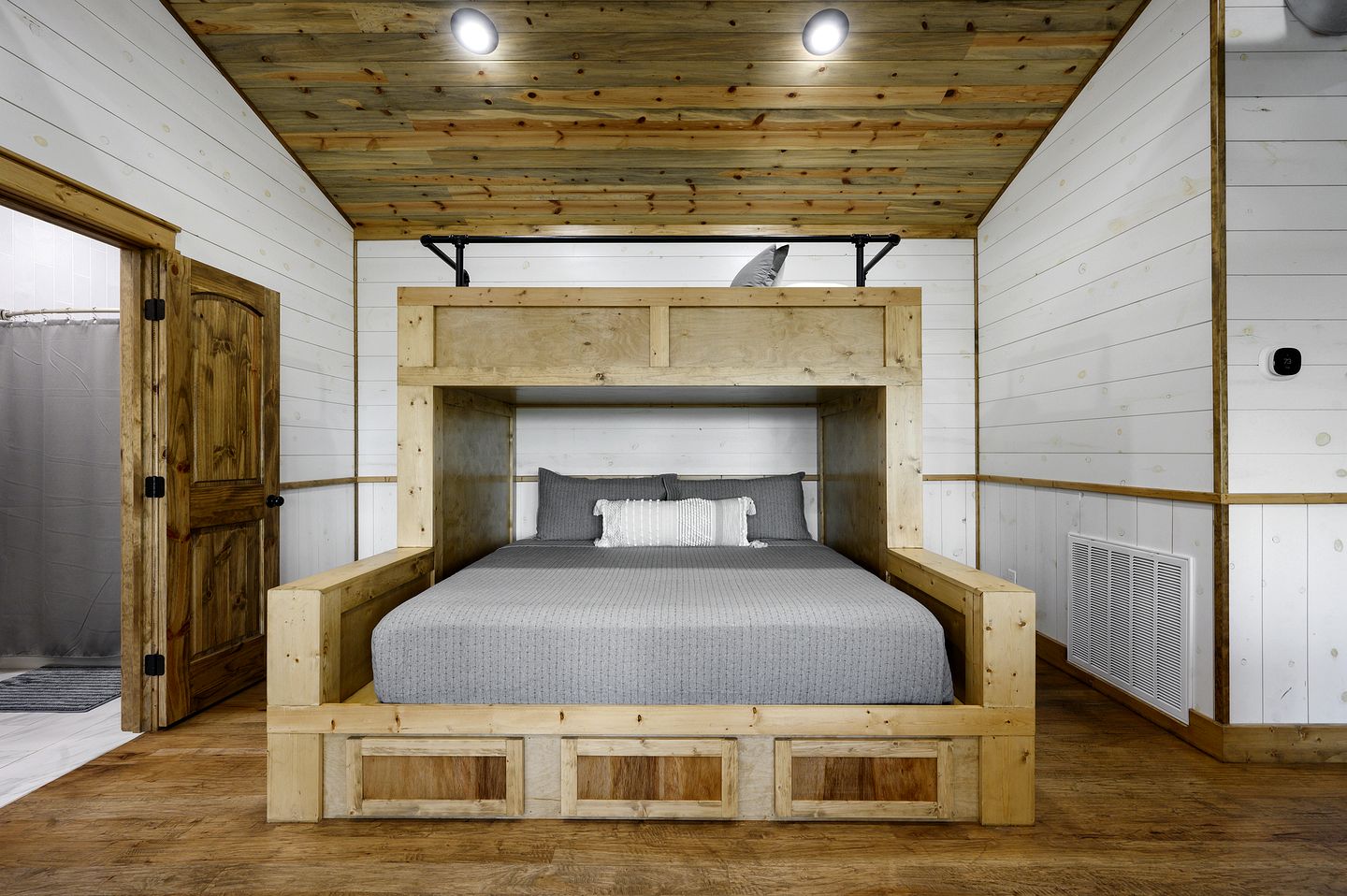 Treetop Cabin Getaway with Sauna, Hot Tub & Forest Views in Oklahoma