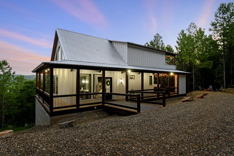 Treetop Cabin Getaway with Sauna, Hot Tub & Forest Views in Oklahoma