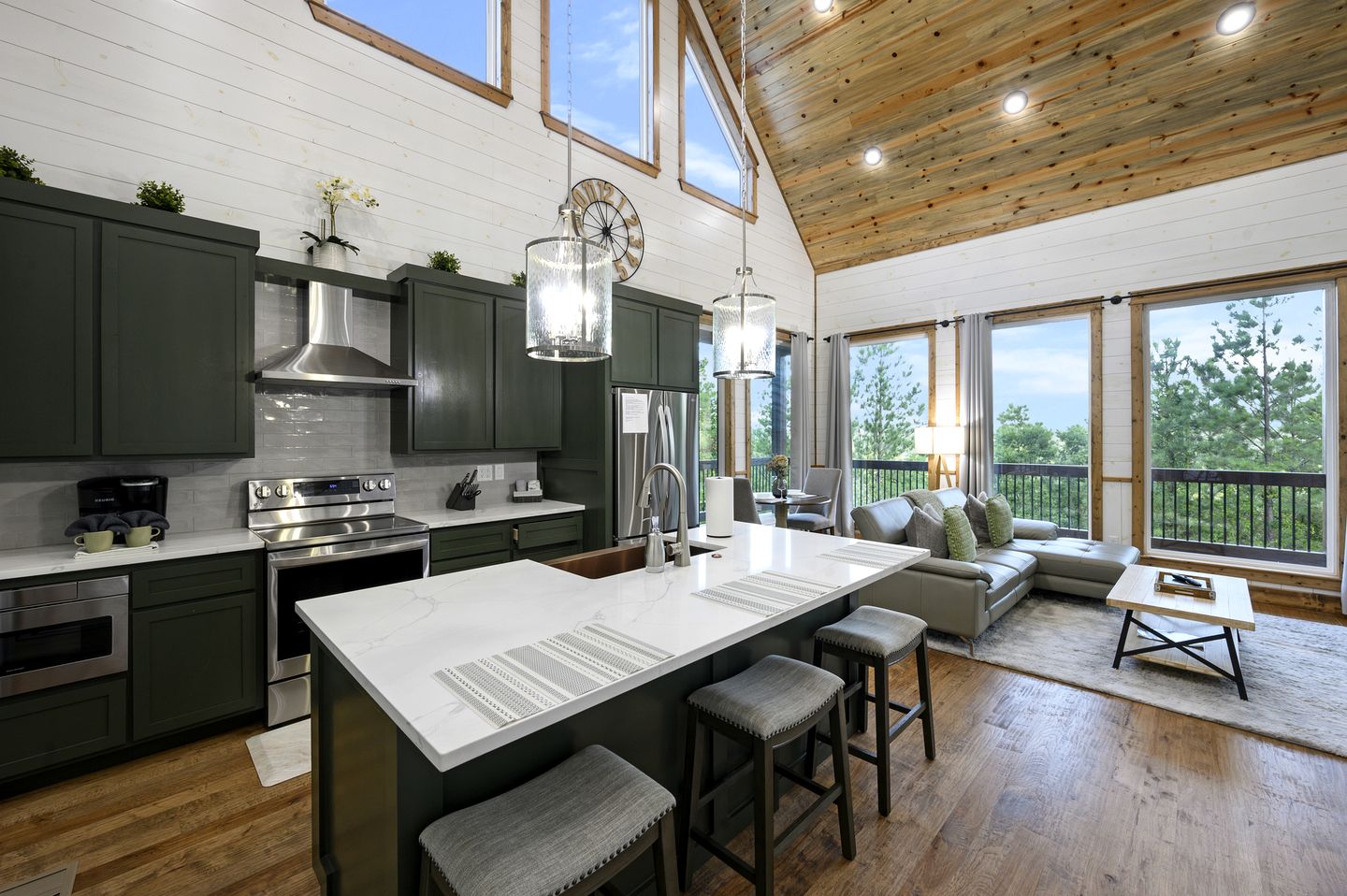 Treetop Cabin Getaway with Sauna, Hot Tub & Forest Views in Oklahoma