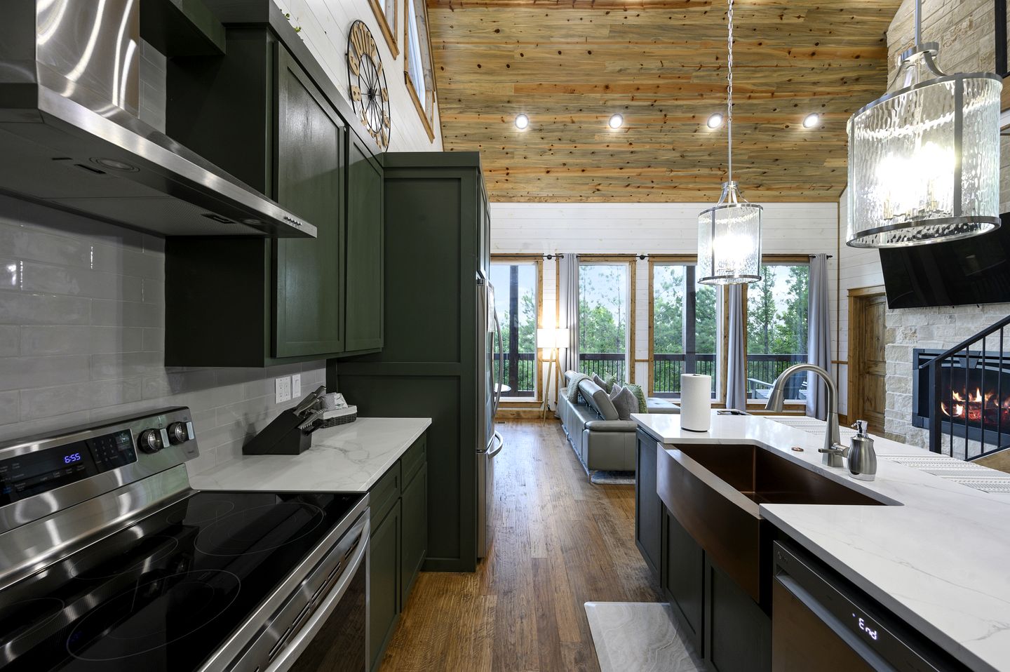 Treetop Cabin Getaway with Sauna, Hot Tub & Forest Views in Oklahoma