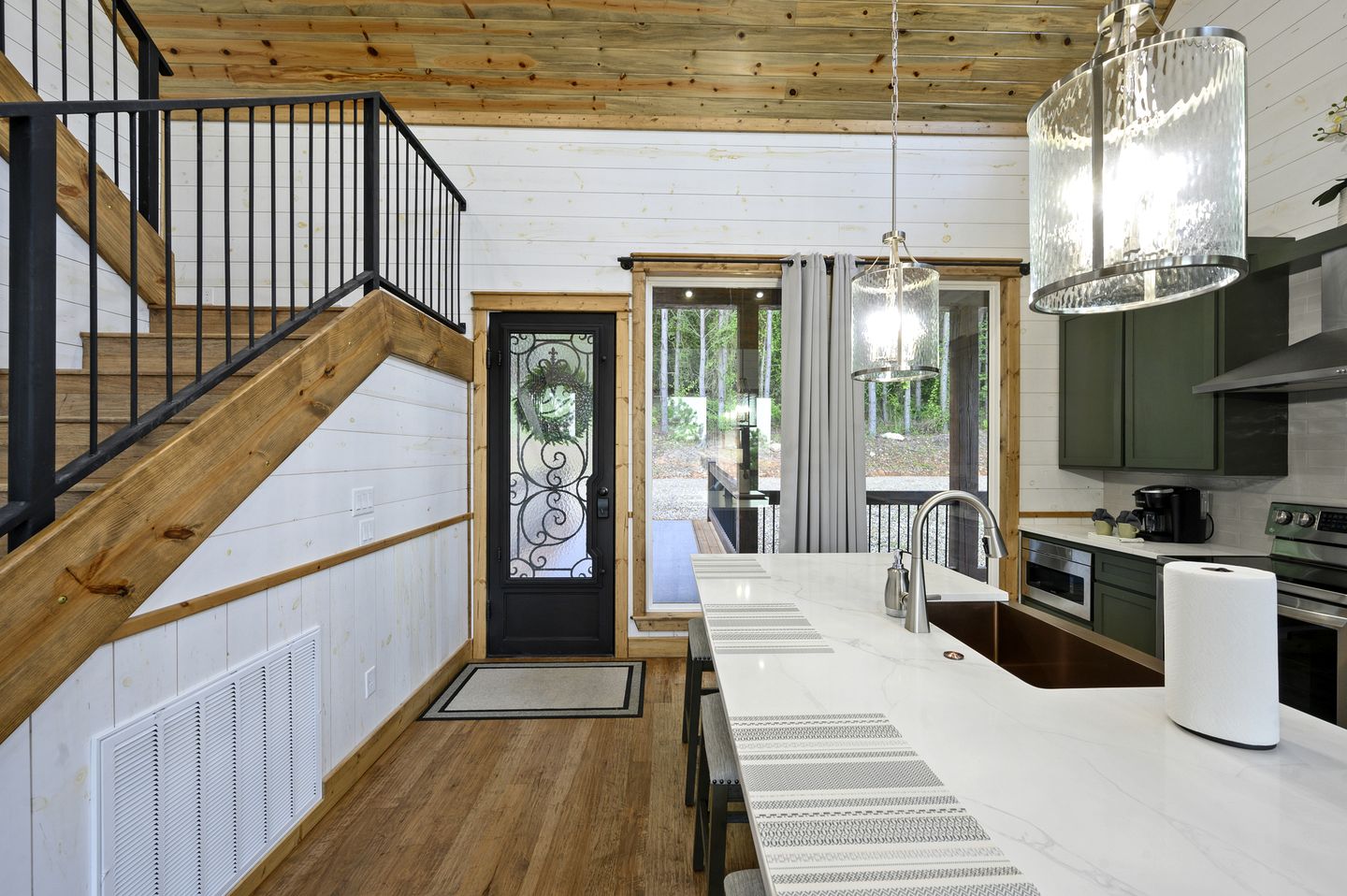 Treetop Cabin Getaway with Sauna, Hot Tub & Forest Views in Oklahoma