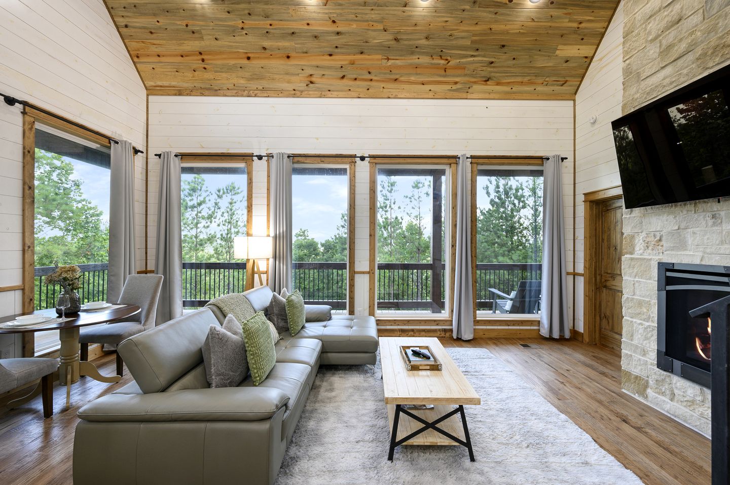 Treetop Cabin Getaway with Sauna, Hot Tub & Forest Views in Oklahoma