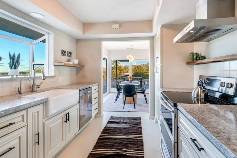 RU Dreamcatcher The Seeker's Portal Experience w/Spa, Vacation Rentals, Yucca Valley, United