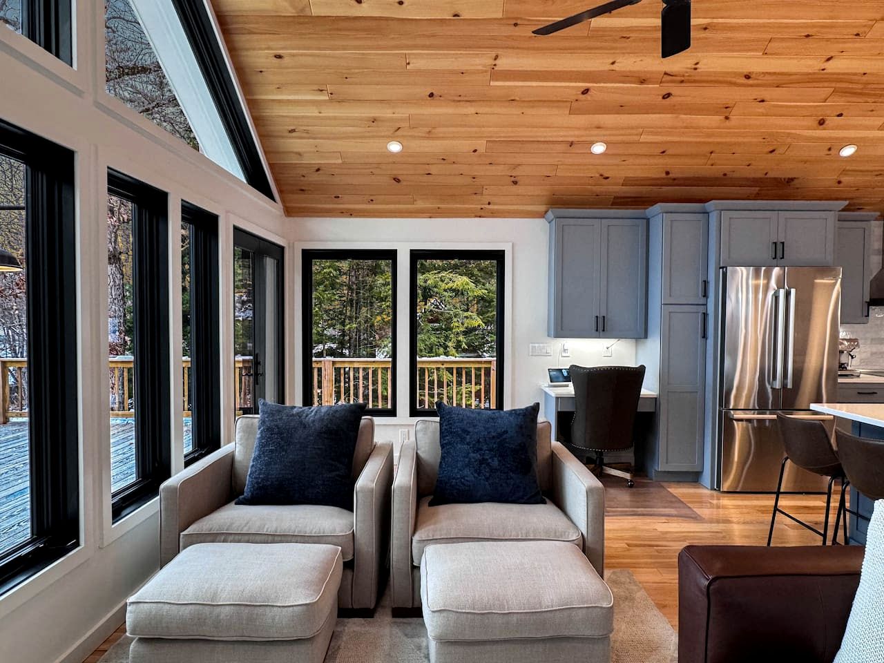 Spectacular Lakefront Villa with Pool Table, Sauna, Jacuzzi and Breathtaking Views in Maine