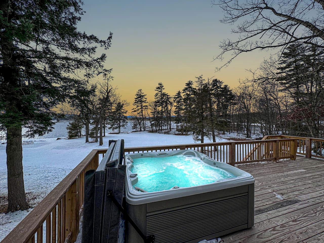 Spectacular Lakefront Villa with Pool Table, Sauna, Jacuzzi and Breathtaking Views in Maine