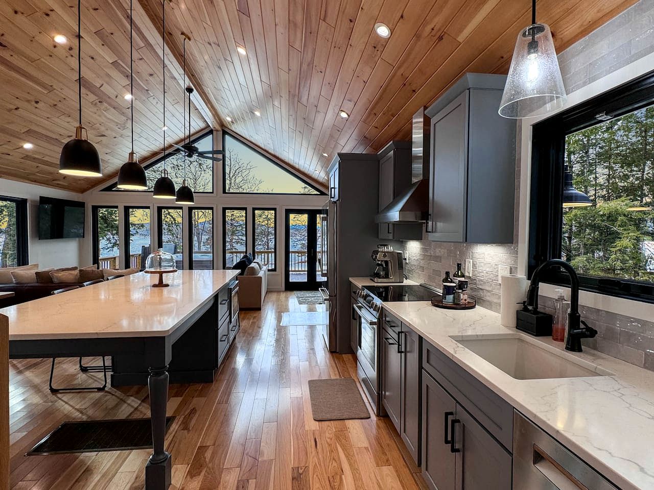 Spectacular Lakefront Villa with Pool Table, Sauna, Jacuzzi and Breathtaking Views in Maine