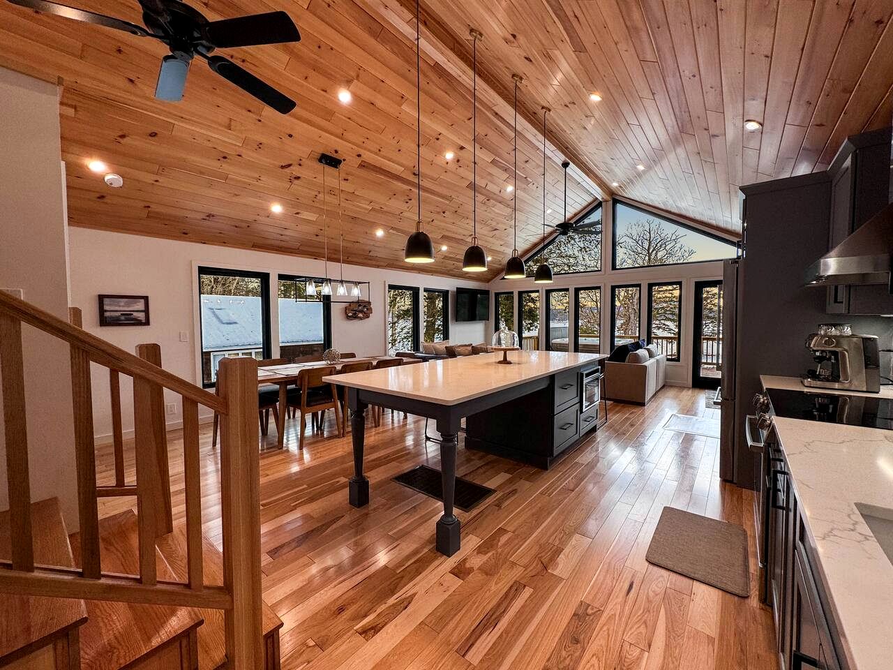 Spectacular Lakefront Villa with Pool Table, Sauna, Jacuzzi and Breathtaking Views in Maine