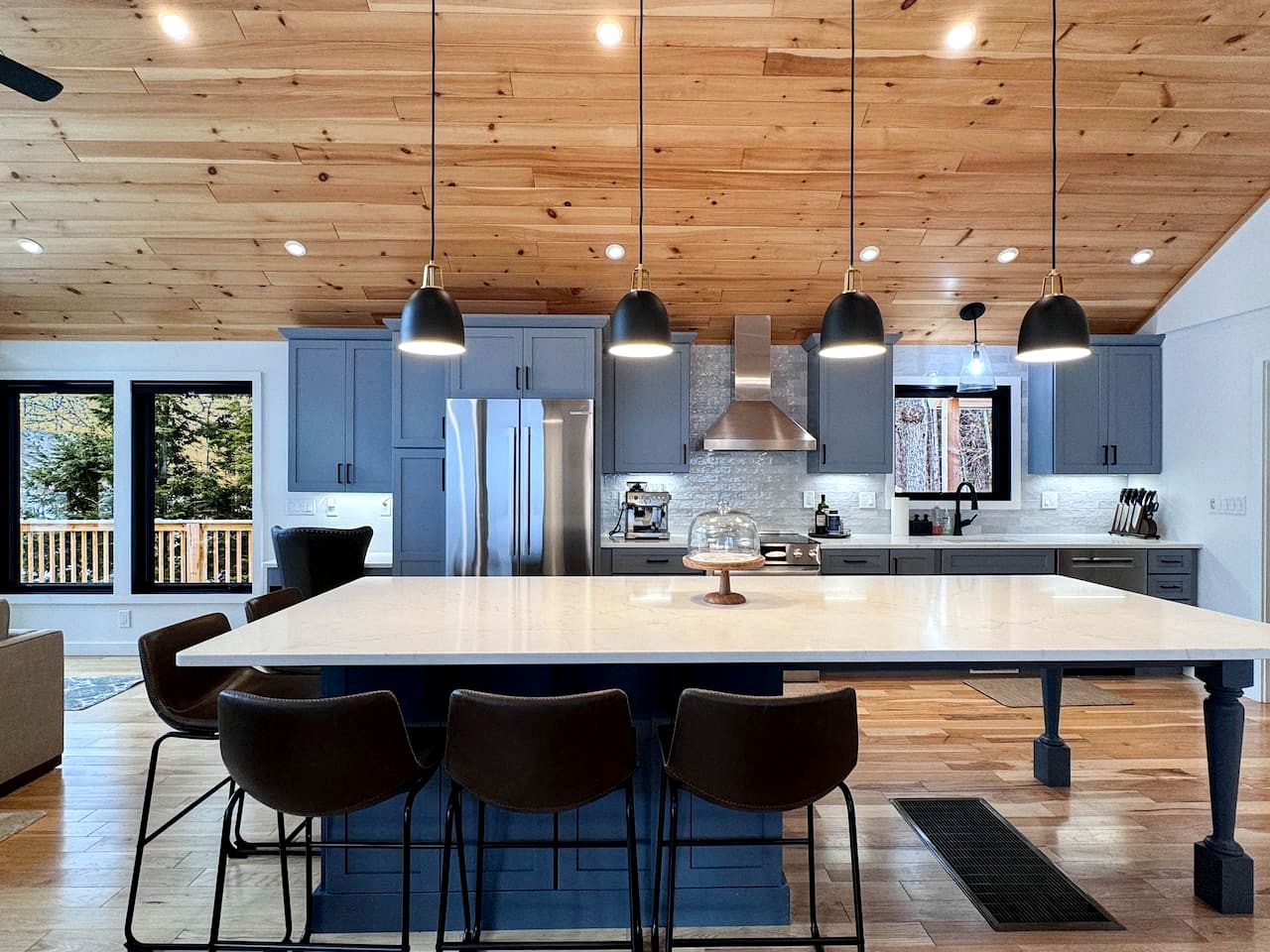 Spectacular Lakefront Villa with Pool Table, Sauna, Jacuzzi and Breathtaking Views in Maine