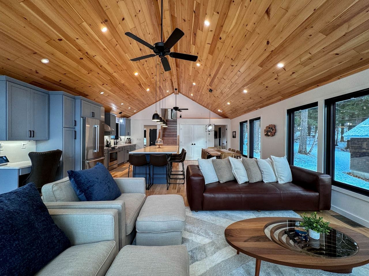 Spectacular Lakefront Villa with Pool Table, Sauna, Jacuzzi and Breathtaking Views in Maine