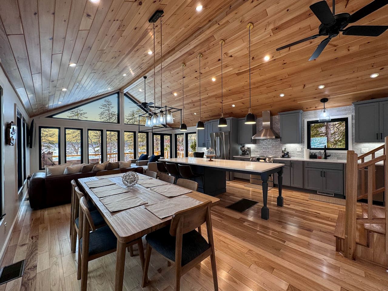 Spectacular Lakefront Villa with Pool Table, Sauna, Jacuzzi and Breathtaking Views in Maine