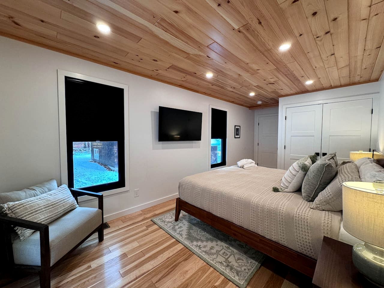 Spectacular Lakefront Villa with Pool Table, Sauna, Jacuzzi and Breathtaking Views in Maine