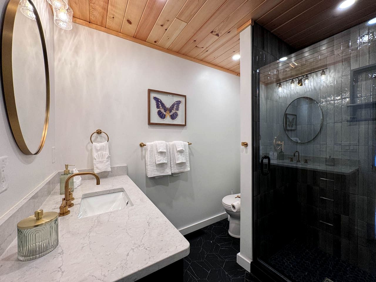 Spectacular Lakefront Villa with Pool Table, Sauna, Jacuzzi and Breathtaking Views in Maine