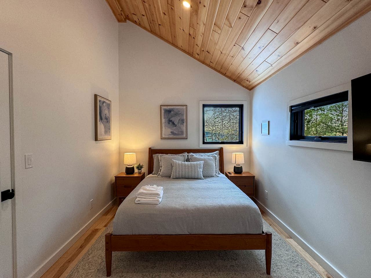 Spectacular Lakefront Villa with Pool Table, Sauna, Jacuzzi and Breathtaking Views in Maine