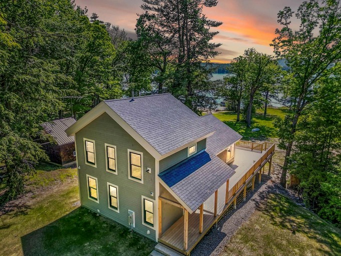 Spectacular Lakefront Villa with Pool Table, Sauna, Jacuzzi and Breathtaking Views in Maine
