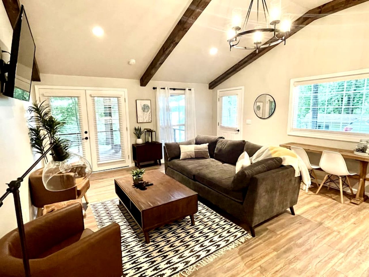 Outstanding Lakefront Cottage with Fire Pit in Cadiz, Kentucky