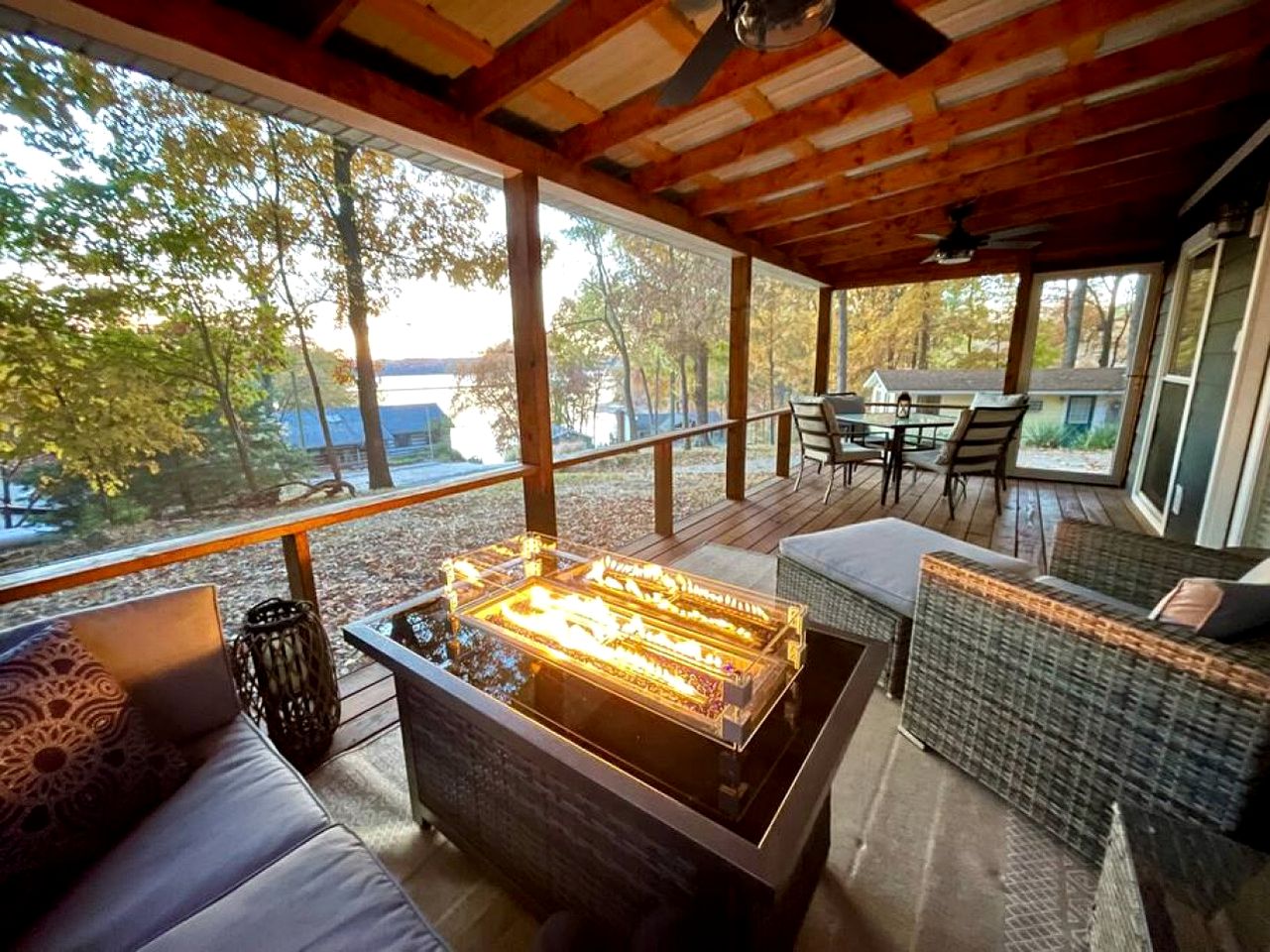 Outstanding Lakefront Cottage with Fire Pit in Cadiz, Kentucky