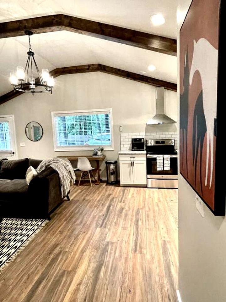 Outstanding Lakefront Cottage with Fire Pit in Cadiz, Kentucky
