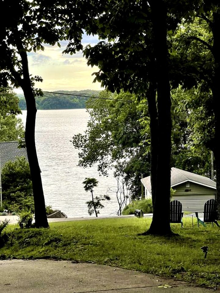 Outstanding Lakefront Cottage with Fire Pit in Cadiz, Kentucky