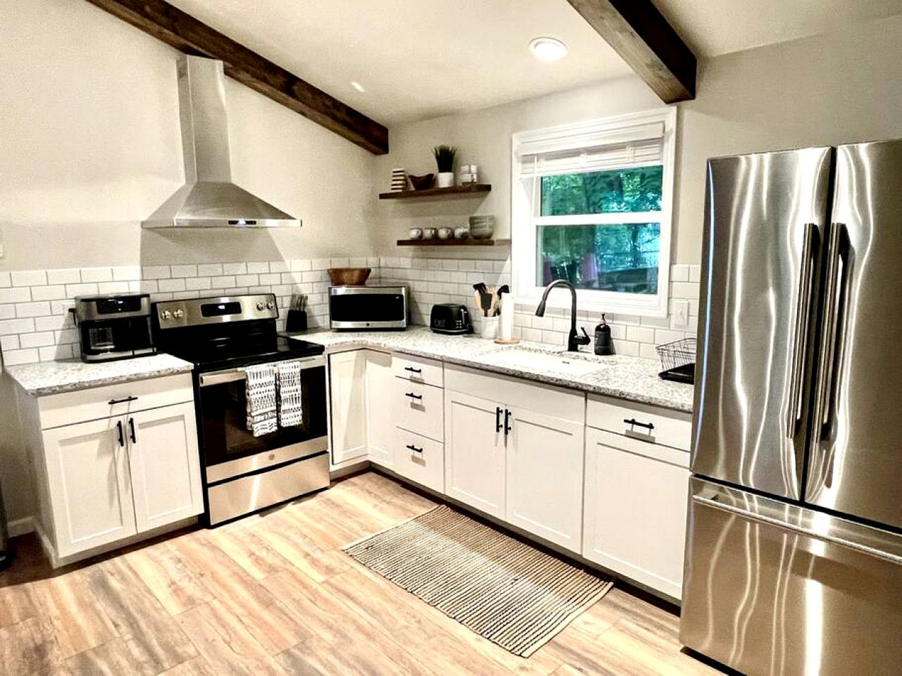 Outstanding Lakefront Cottage with Fire Pit in Cadiz, Kentucky