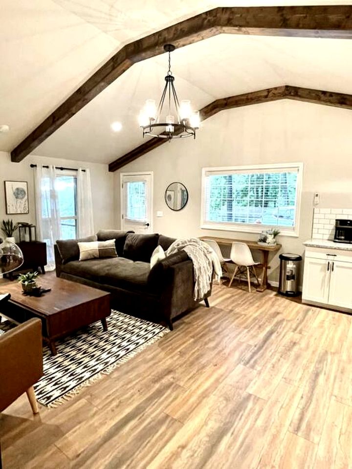 Outstanding Lakefront Cottage with Fire Pit in Cadiz, Kentucky