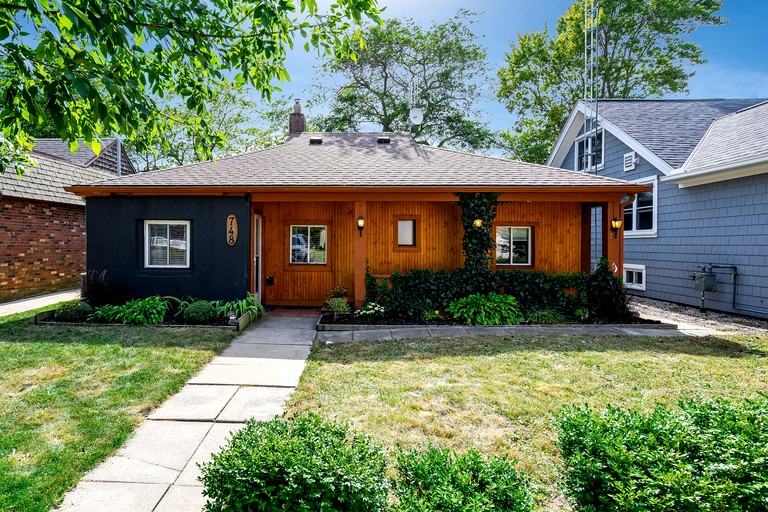 Cozy Rustic-Modern Cabin Escape with Lake Views & Fire Pit Nights in Ontario, Canada